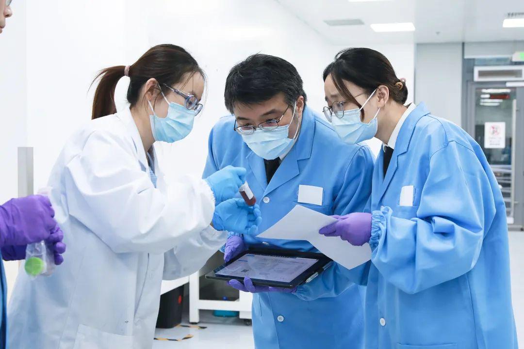 12月23日,一批用于生物医药研发的人血清(1000支,10l)到达上海